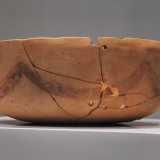 Il secondo � rappresentato da una ciotola in terracotta, dipinta con un motivo a festoni di colore rossastro. Anche questo reperto, risalente agli ultimi secoli del VI millennio a.C.